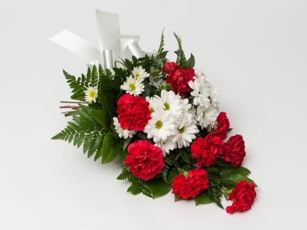 Hautakimppu 104 neilikka ja krysanteemi